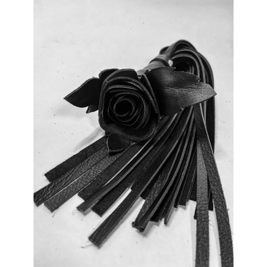 Черная кожаная плеть с лаковой розой в рукояти - 40 см.