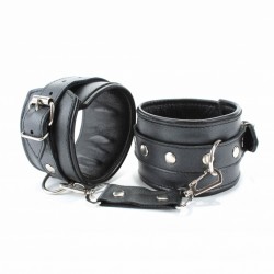 Черные оковы из гладкой кожи Черные оковы из гладкой кожи